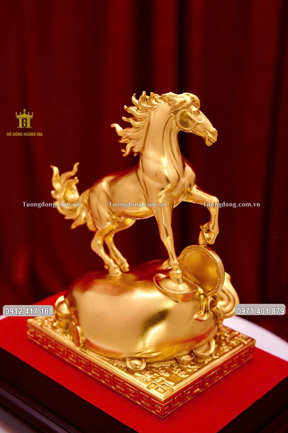 Toàn bộ bề mặt bức tượng ngựa được dát vàng 24K sang trọng